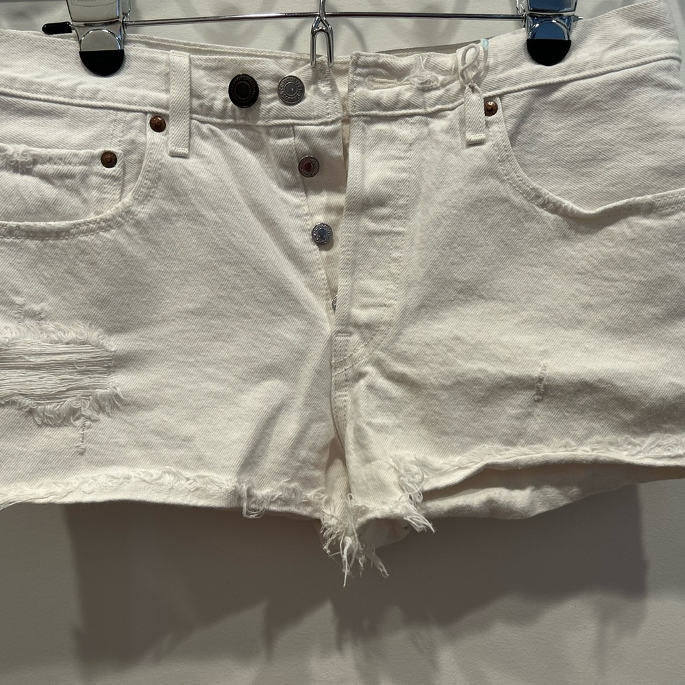 Levi’s White Shorts 4 Buttons
